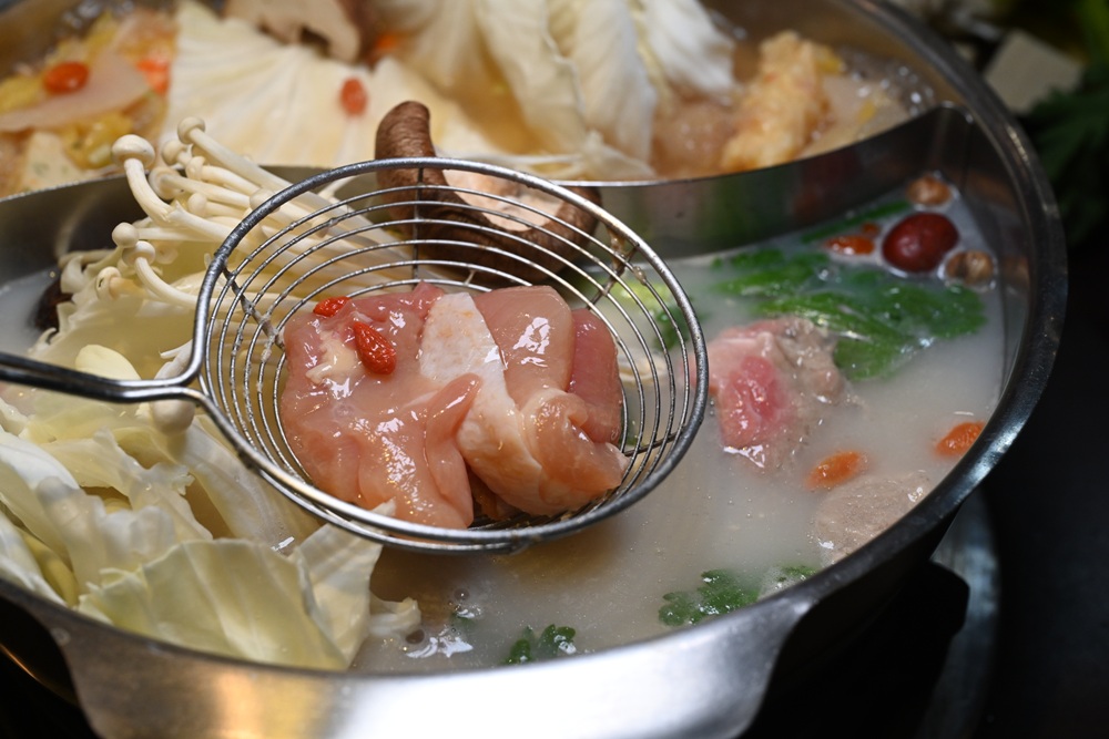 台南火鍋吃到飽推薦。饗宴麻辣火鍋 在地經營邁入第20年、每日採買現撈魚貨海鮮、現點現切！