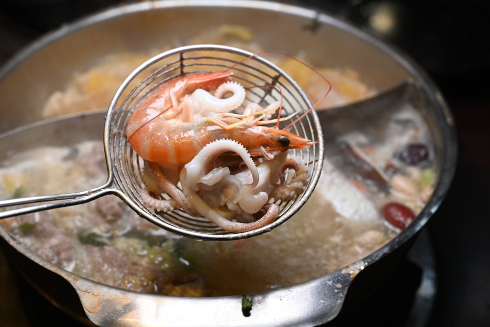 台南火鍋吃到飽推薦。饗宴麻辣火鍋 在地經營邁入第20年、每日採買現撈魚貨海鮮、現點現切！