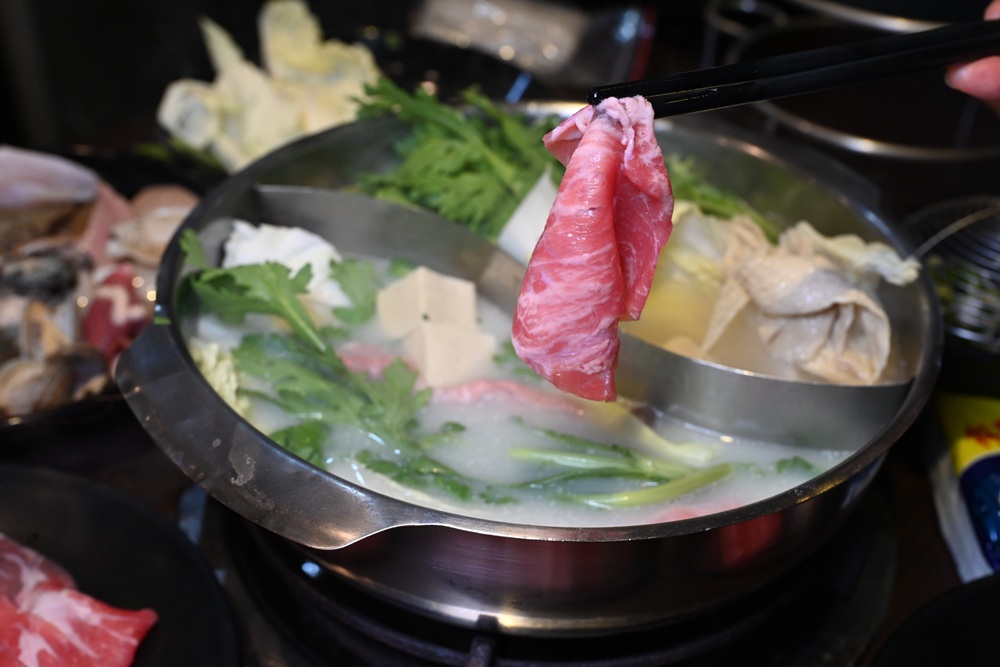 台南火鍋吃到飽推薦。饗宴麻辣火鍋 在地經營邁入第20年、每日採買現撈魚貨海鮮、現點現切！