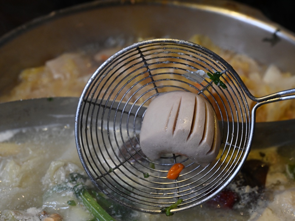 台南火鍋吃到飽推薦。饗宴麻辣火鍋 在地經營邁入第20年、每日採買現撈魚貨海鮮、現點現切！