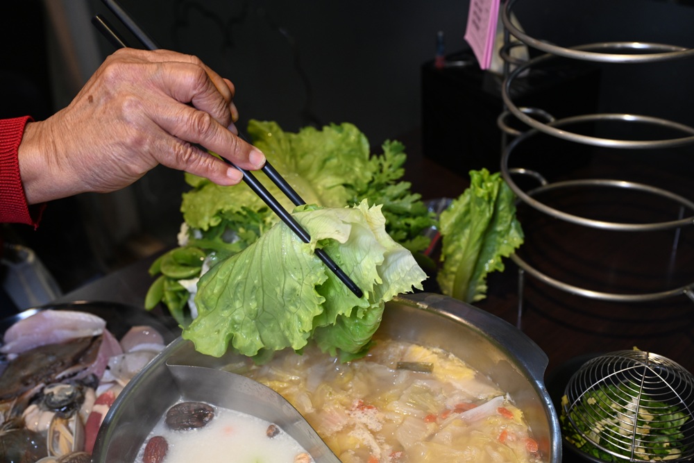 台南火鍋吃到飽推薦。饗宴麻辣火鍋 在地經營邁入第20年、每日採買現撈魚貨海鮮、現點現切！