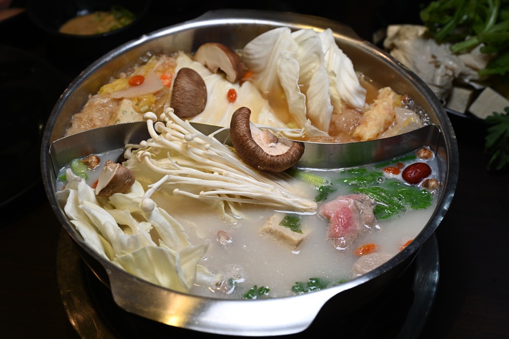 台南火鍋吃到飽推薦。饗宴麻辣火鍋 在地經營邁入第20年、每日採買現撈魚貨海鮮、現點現切！