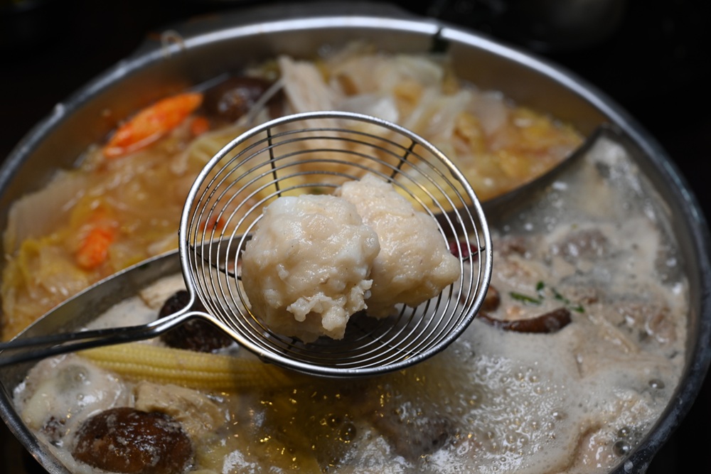 台南火鍋吃到飽推薦。饗宴麻辣火鍋 在地經營邁入第20年、每日採買現撈魚貨海鮮、現點現切！