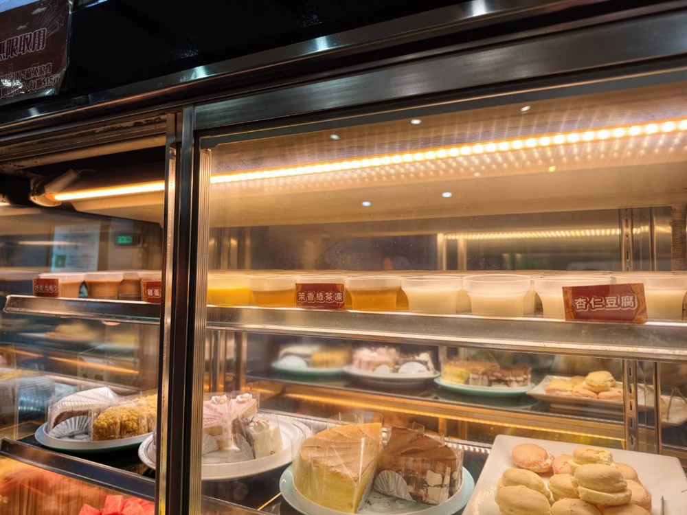 台南火鍋吃到飽推薦。饗宴麻辣火鍋 在地經營邁入第20年、每日採買現撈魚貨海鮮、現點現切！