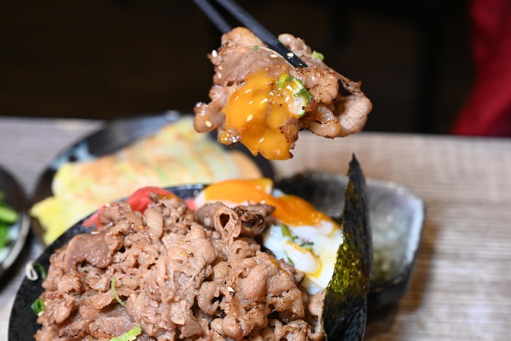 台東美食推薦。牛匠太郎x直火炙燒丼飯-台東店 CP值爆棚！炙燒大盛牛丼肉量超狂，松阪豬Q彈，平價吃飽飽太過癮啦！