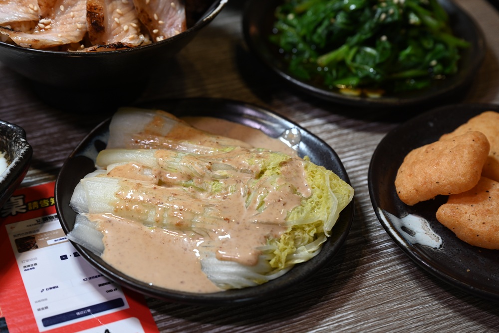 台東美食推薦。牛匠太郎x直火炙燒丼飯-台東店 CP值爆棚！炙燒大盛牛丼肉量超狂，松阪豬Q彈，平價吃飽飽太過癮啦！
