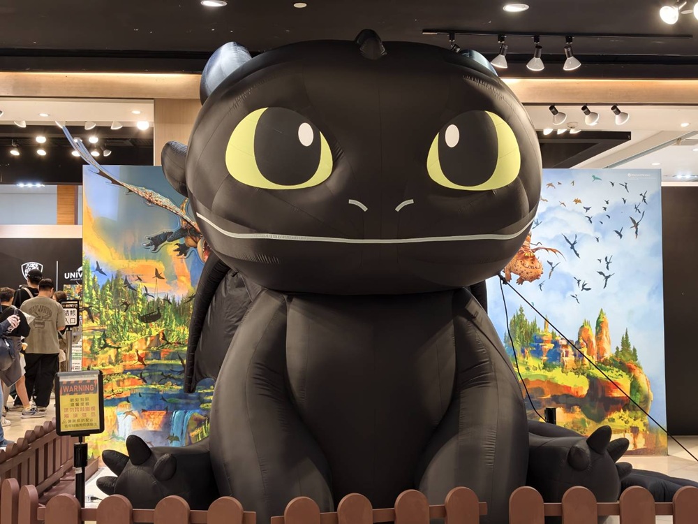 高雄夢時代環球經典電影快閃店｜3米高沒牙登場、馴龍高手、小小兵、侏儸紀公園周邊一次蒐集！
