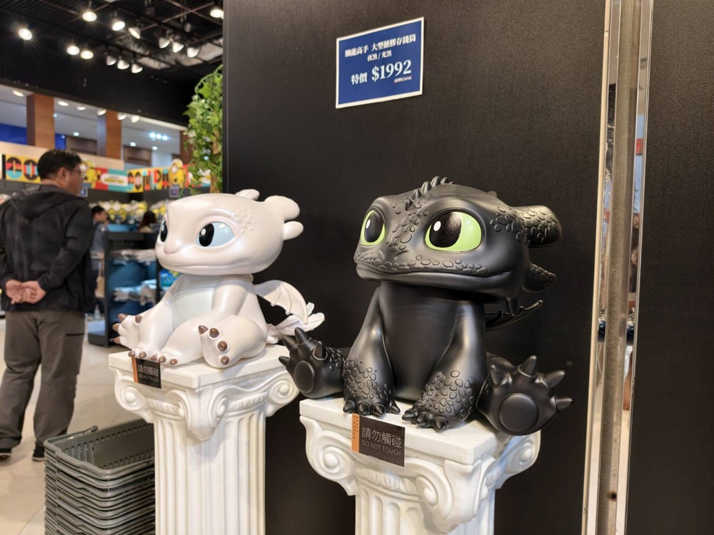 高雄夢時代環球經典電影快閃店｜3米高沒牙登場、馴龍高手、小小兵、侏儸紀公園周邊一次蒐集！