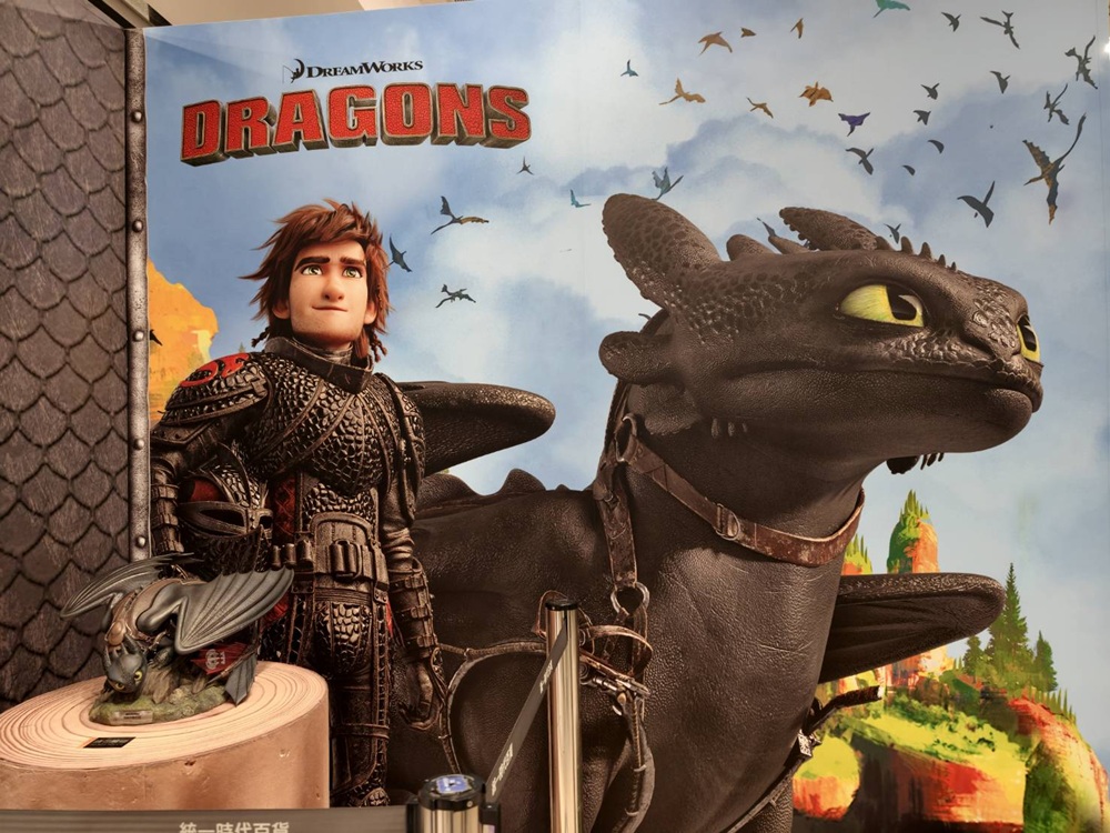 高雄夢時代環球經典電影快閃店｜3米高沒牙登場、馴龍高手、小小兵、侏儸紀公園周邊一次蒐集！
