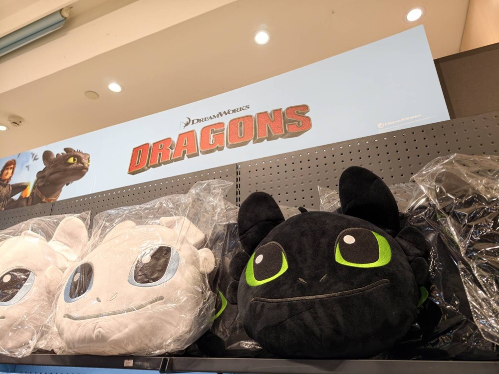 高雄夢時代環球經典電影快閃店｜3米高沒牙登場、馴龍高手、小小兵、侏儸紀公園周邊一次蒐集！