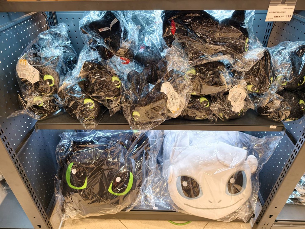 高雄夢時代環球經典電影快閃店｜3米高沒牙登場、馴龍高手、小小兵、侏儸紀公園周邊一次蒐集！