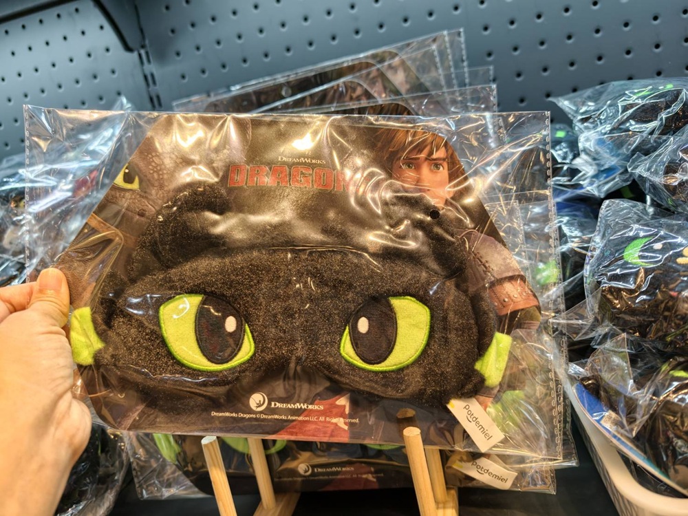 高雄夢時代環球經典電影快閃店｜3米高沒牙登場、馴龍高手、小小兵、侏儸紀公園周邊一次蒐集！