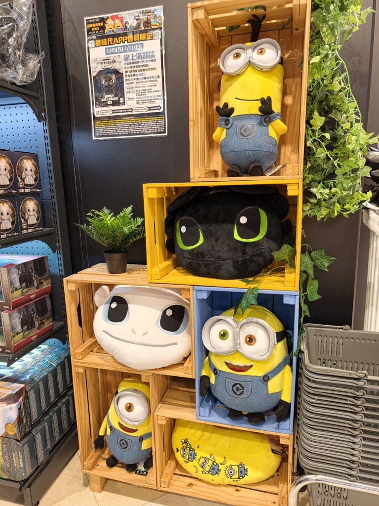 高雄夢時代環球經典電影快閃店｜3米高沒牙登場、馴龍高手、小小兵、侏儸紀公園周邊一次蒐集！