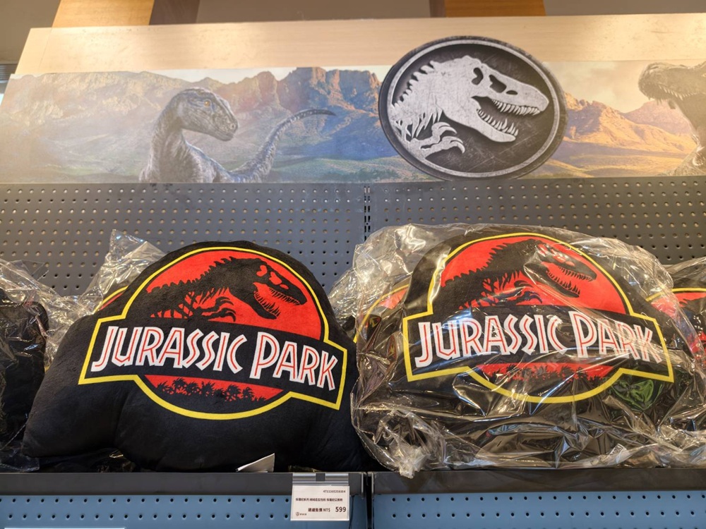 高雄夢時代環球經典電影快閃店｜3米高沒牙登場、馴龍高手、小小兵、侏儸紀公園周邊一次蒐集！