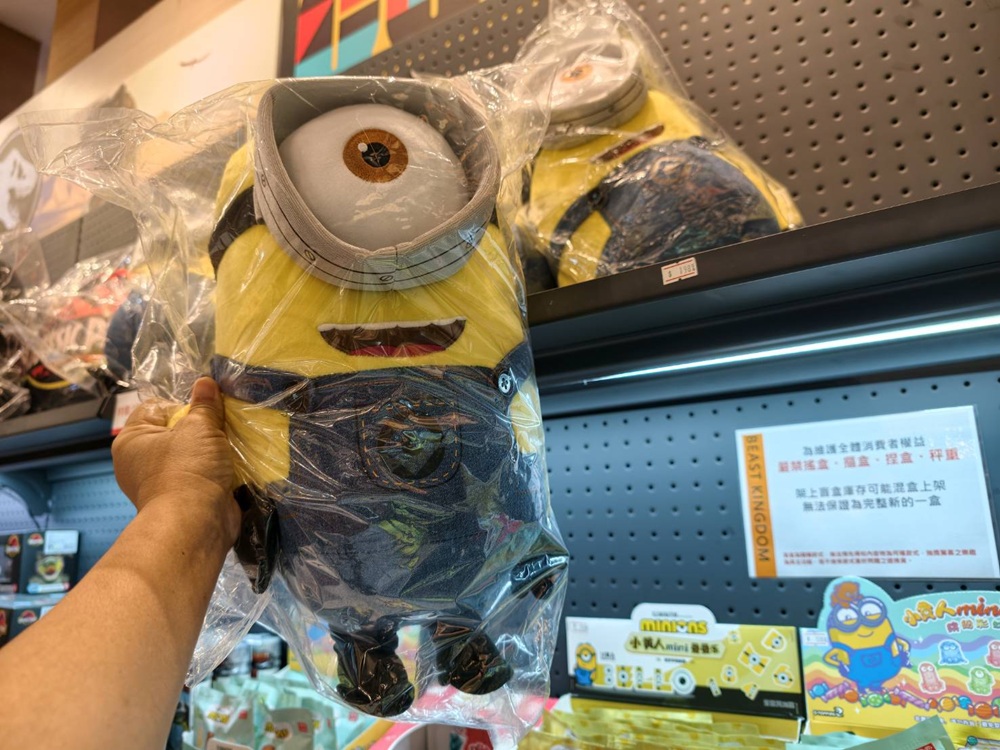 高雄夢時代環球經典電影快閃店｜3米高沒牙登場、馴龍高手、小小兵、侏儸紀公園周邊一次蒐集！