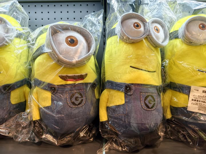 高雄夢時代環球經典電影快閃店｜3米高沒牙登場、馴龍高手、小小兵、侏儸紀公園周邊一次蒐集！