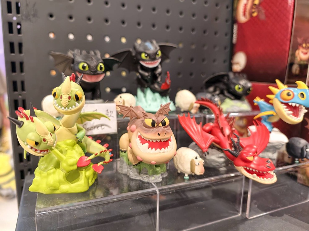 高雄夢時代環球經典電影快閃店｜3米高沒牙登場、馴龍高手、小小兵、侏儸紀公園周邊一次蒐集！