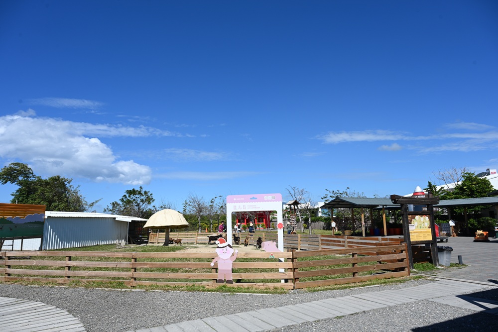墾丁景點推薦。鹿ㄦ島水豚生態園區 日本雷門(豚門)、和水豚君一起游泳、2026門票資訊! 墾丁景點推薦。鹿ㄦ島水豚生態園區 日本雷門(豚門)、和水豚君一起游泳、2026門票資訊!