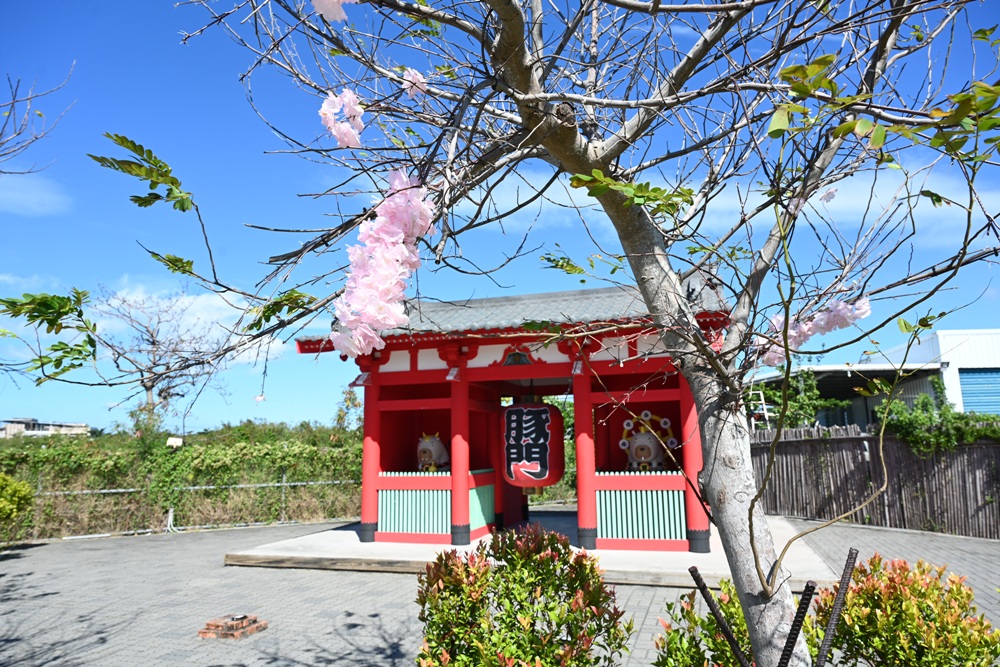 墾丁景點推薦。鹿ㄦ島水豚生態園區 日本雷門(豚門)、和水豚君一起游泳、2026門票資訊! 墾丁景點推薦。鹿ㄦ島水豚生態園區 日本雷門(豚門)、和水豚君一起游泳、2026門票資訊!