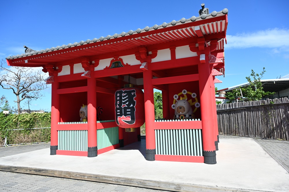 墾丁景點推薦。鹿ㄦ島水豚生態園區 日本雷門(豚門)、和水豚君一起游泳、2026門票資訊! 墾丁景點推薦。鹿ㄦ島水豚生態園區 日本雷門(豚門)、和水豚君一起游泳、2026門票資訊!