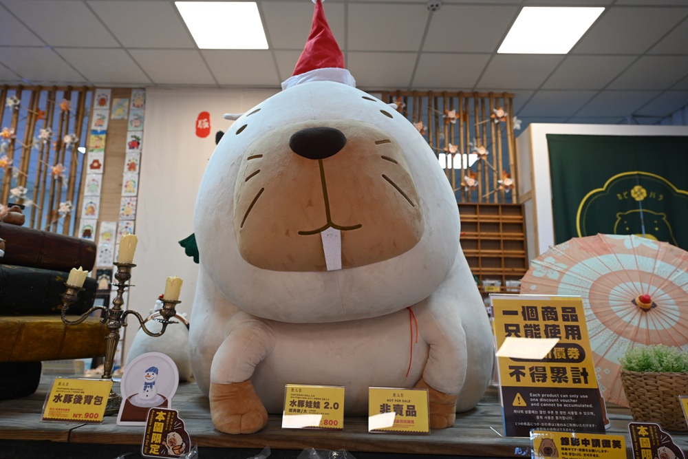 墾丁景點推薦。鹿ㄦ島水豚生態園區 日本雷門(豚門)、和水豚君一起游泳、2026門票資訊! 墾丁景點推薦。鹿ㄦ島水豚生態園區 日本雷門(豚門)、和水豚君一起游泳、2026門票資訊!