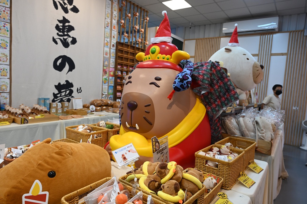 墾丁景點推薦。鹿ㄦ島水豚生態園區 日本雷門(豚門)、和水豚君一起游泳、2026門票資訊! 墾丁景點推薦。鹿ㄦ島水豚生態園區 日本雷門(豚門)、和水豚君一起游泳、2026門票資訊!