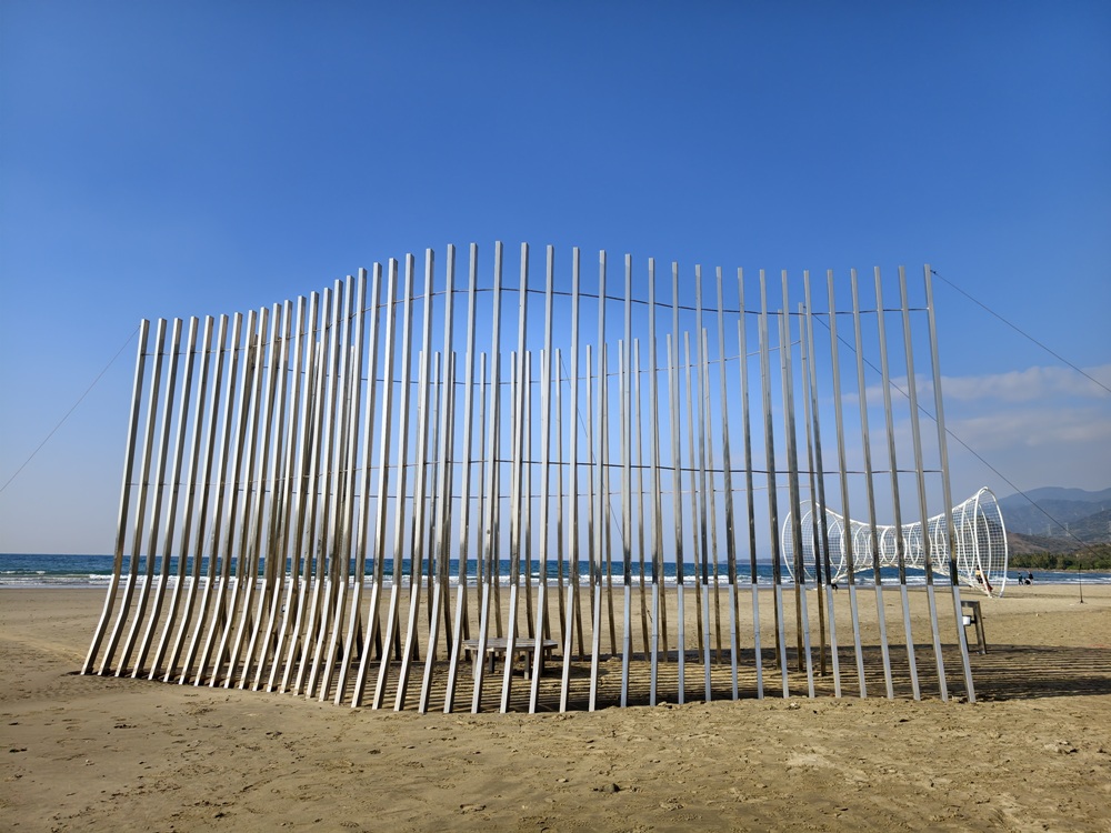 2025落山風藝術季 看海美術館、港灣展區、沙灘展區、村落展區！