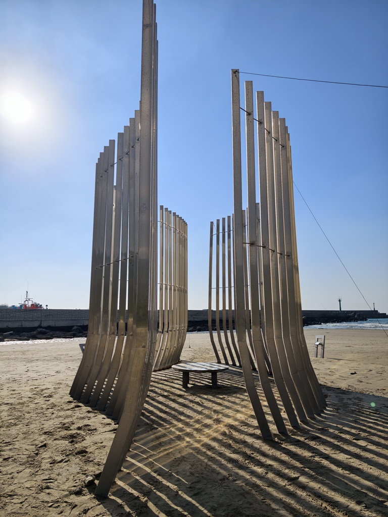 2025落山風藝術季 看海美術館、港灣展區、沙灘展區、村落展區！