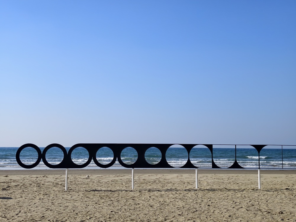 2025落山風藝術季 看海美術館、港灣展區、沙灘展區、村落展區！