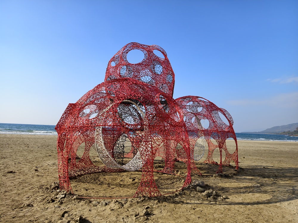 2025落山風藝術季 看海美術館、港灣展區、沙灘展區、村落展區！