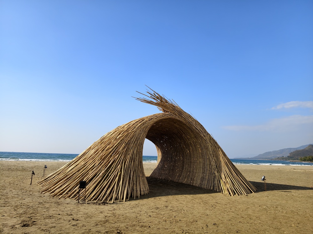 2025落山風藝術季 看海美術館、港灣展區、沙灘展區、村落展區！