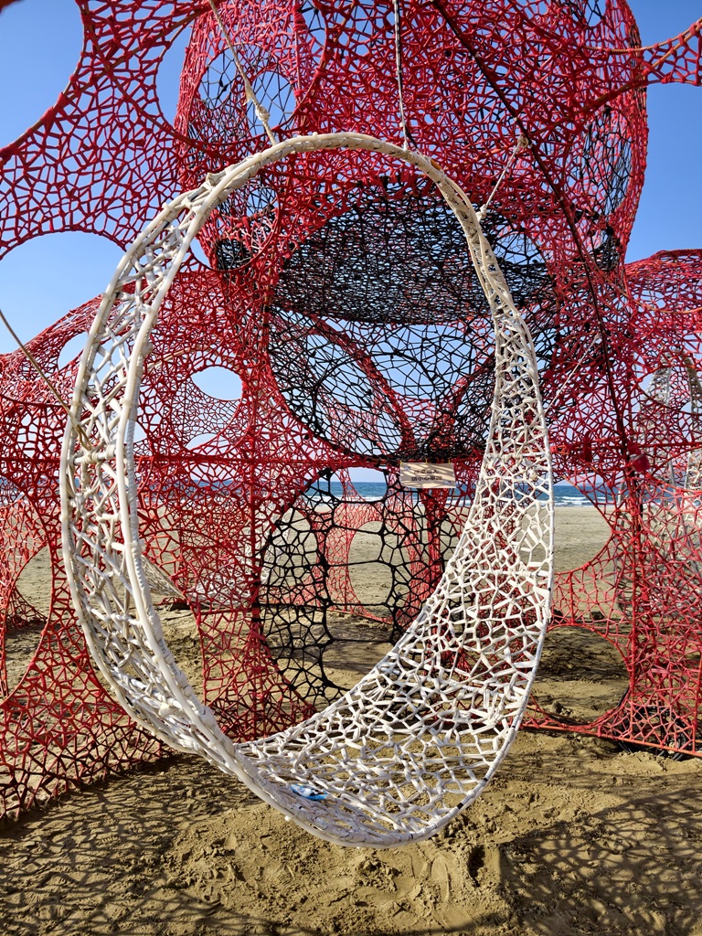 2025落山風藝術季 看海美術館、港灣展區、沙灘展區、村落展區！