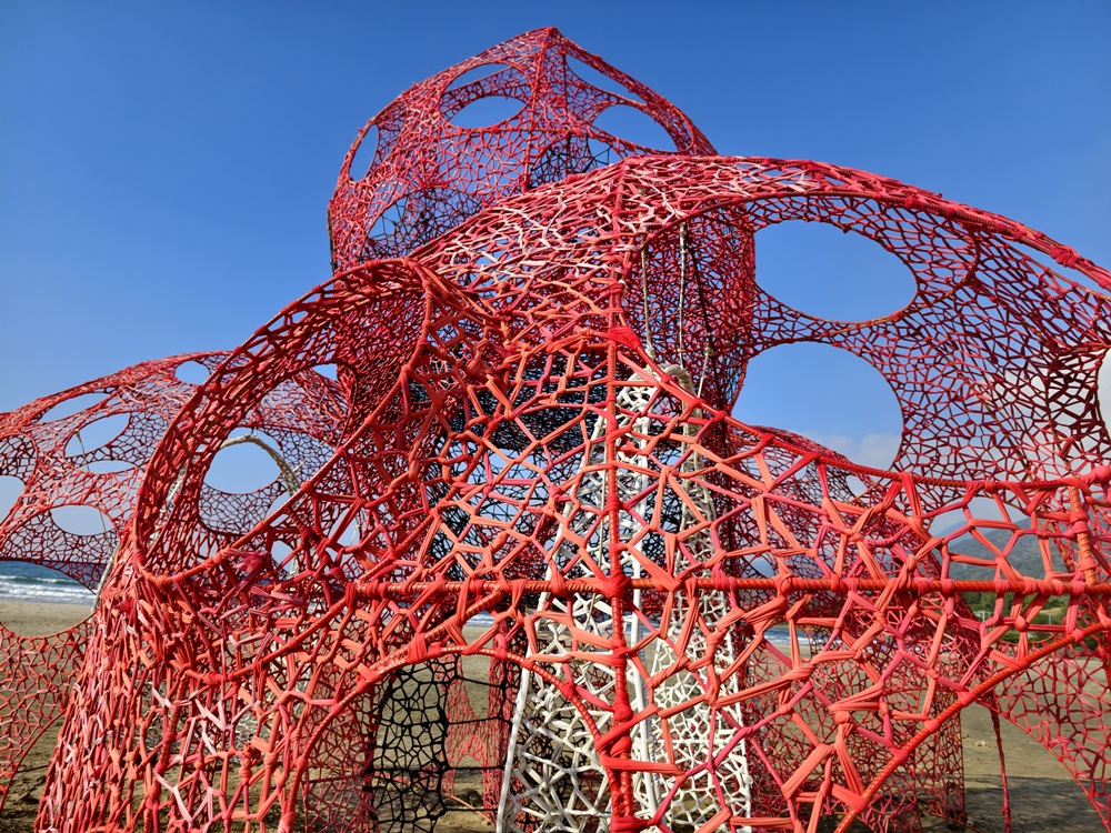 2025落山風藝術季 看海美術館、港灣展區、沙灘展區、村落展區！