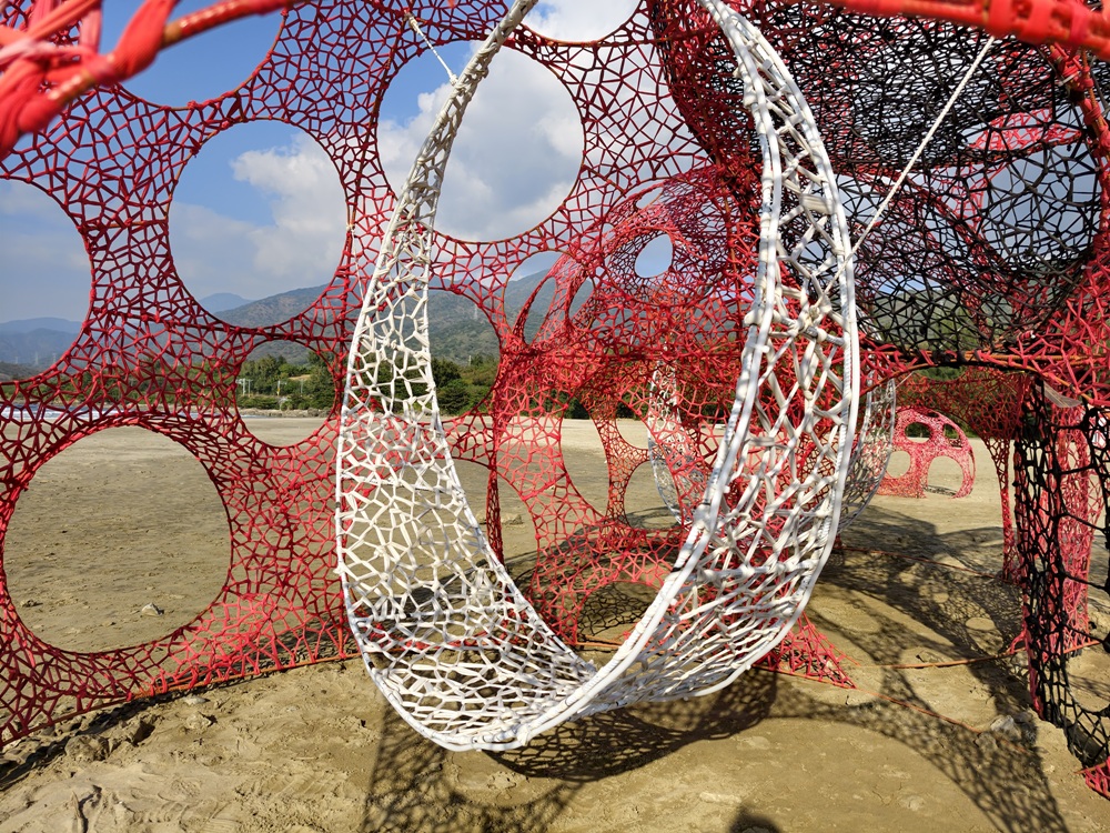 2025落山風藝術季 看海美術館、港灣展區、沙灘展區、村落展區！