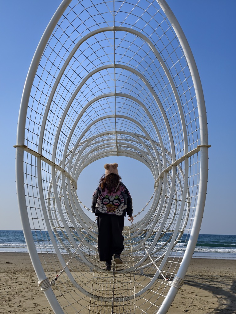 2025落山風藝術季 看海美術館、港灣展區、沙灘展區、村落展區！