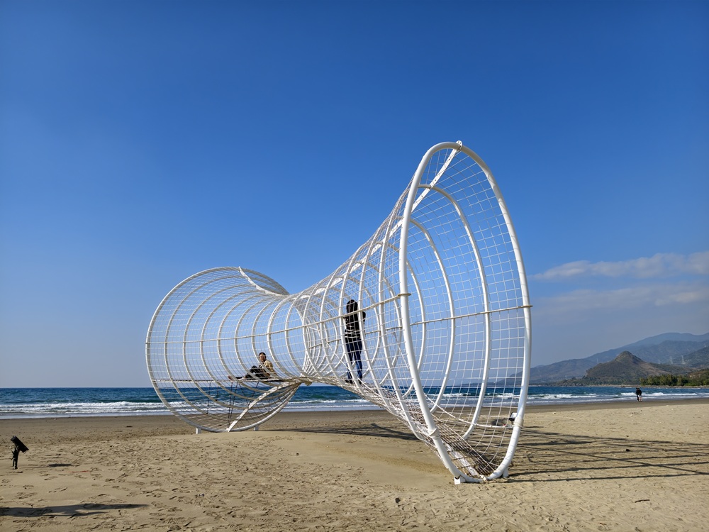 2025落山風藝術季 看海美術館、港灣展區、沙灘展區、村落展區！