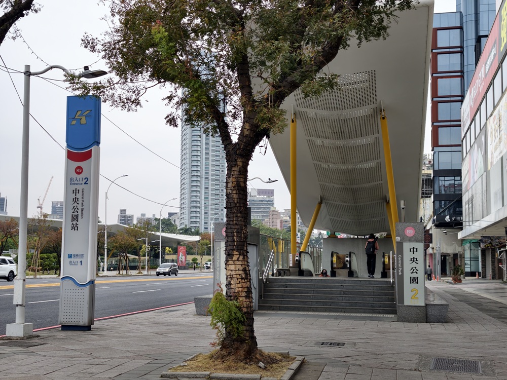 高雄特賣會。Kangol聯合品牌特賣會 大統五福店｜廠拍特賣、當季新品特賣、鋪棉外套、鋪棉背心、發熱衣、鋪棉長褲、NFL美式足球、YAFATY 同價位還可買五送一，買到都賺到！