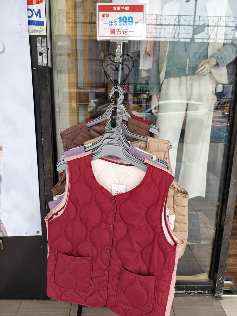 高雄特賣會。Kangol聯合品牌特賣會 大統五福店｜廠拍特賣、當季新品特賣、鋪棉外套、鋪棉背心、發熱衣、鋪棉長褲、NFL美式足球、YAFATY 同價位還可買五送一，買到都賺到！