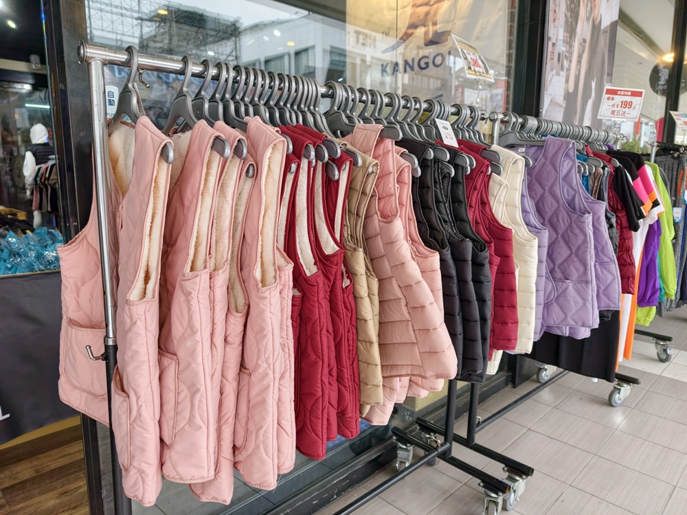 高雄特賣會。Kangol聯合品牌特賣會 大統五福店｜廠拍特賣、當季新品特賣、鋪棉外套、鋪棉背心、發熱衣、鋪棉長褲、NFL美式足球、YAFATY 同價位還可買五送一，買到都賺到！