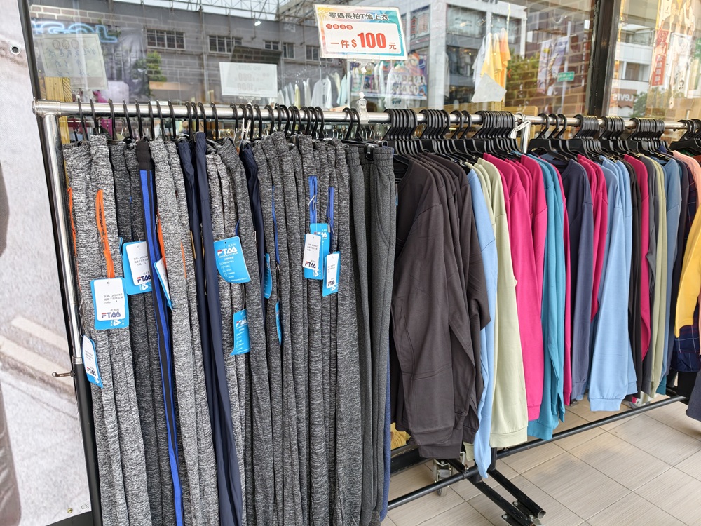 高雄特賣會。Kangol聯合品牌特賣會 大統五福店｜廠拍特賣、當季新品特賣、鋪棉外套、鋪棉背心、發熱衣、鋪棉長褲、NFL美式足球、YAFATY 同價位還可買五送一，買到都賺到！