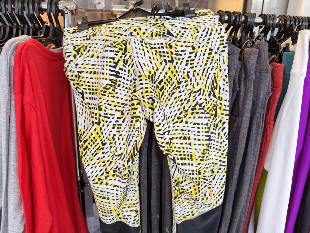 高雄特賣會。Kangol聯合品牌特賣會 大統五福店｜廠拍特賣、當季新品特賣、鋪棉外套、鋪棉背心、發熱衣、鋪棉長褲、NFL美式足球、YAFATY 同價位還可買五送一，買到都賺到！