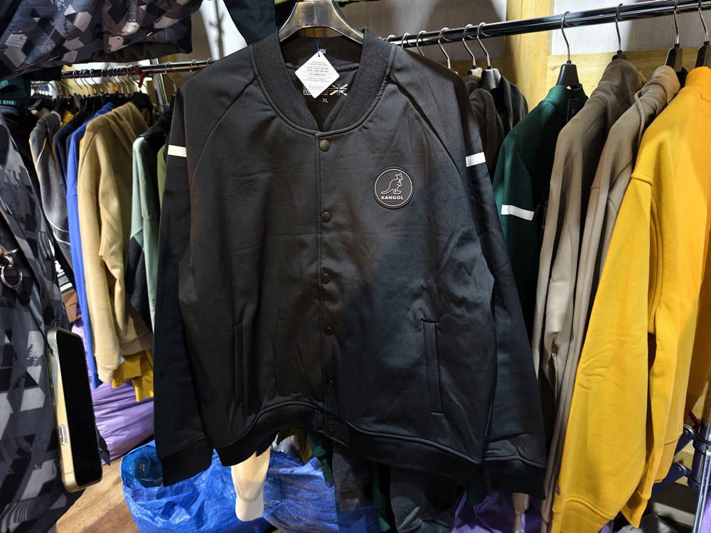 高雄特賣會。Kangol聯合品牌特賣會 大統五福店｜廠拍特賣、當季新品特賣、鋪棉外套、鋪棉背心、發熱衣、鋪棉長褲、NFL美式足球、YAFATY 同價位還可買五送一，買到都賺到！