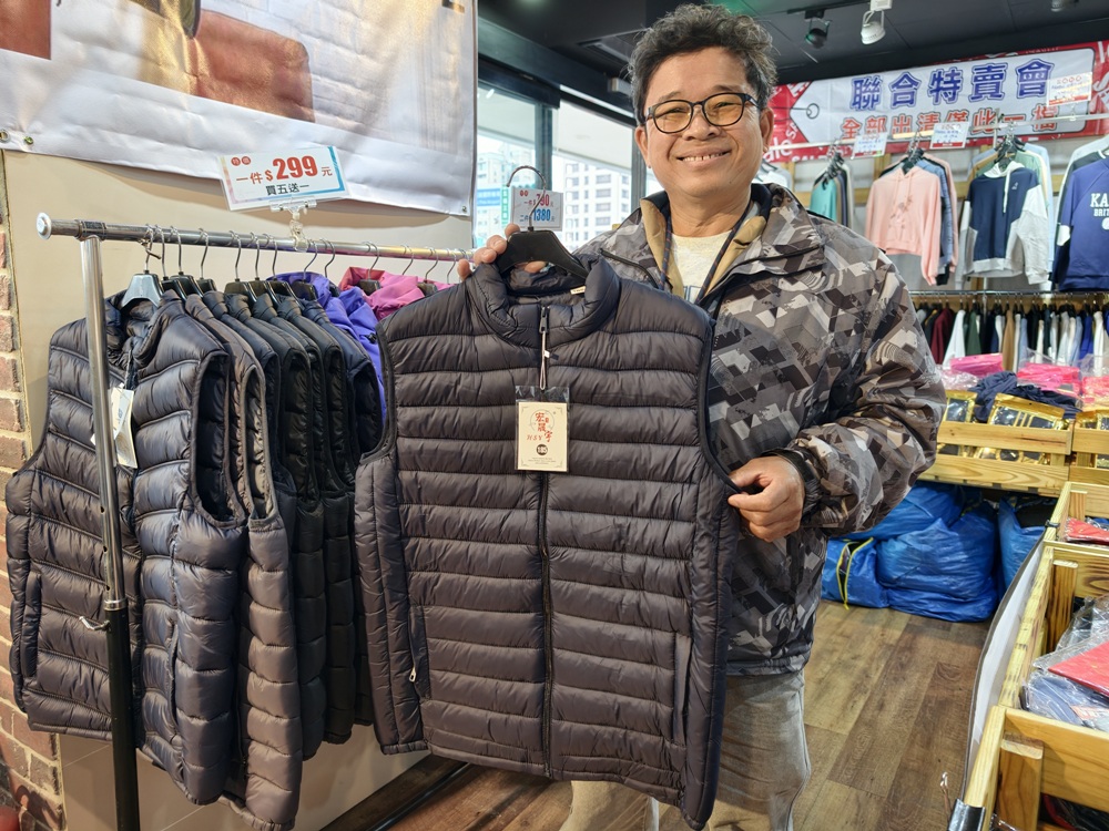 高雄特賣會。Kangol聯合品牌特賣會 大統五福店｜廠拍特賣、當季新品特賣、鋪棉外套、鋪棉背心、發熱衣、鋪棉長褲、NFL美式足球、YAFATY 同價位還可買五送一，買到都賺到！