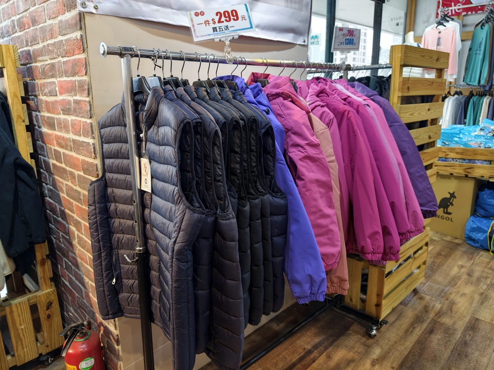 高雄特賣會。Kangol聯合品牌特賣會 大統五福店｜廠拍特賣、當季新品特賣、鋪棉外套、鋪棉背心、發熱衣、鋪棉長褲、NFL美式足球、YAFATY 同價位還可買五送一，買到都賺到！