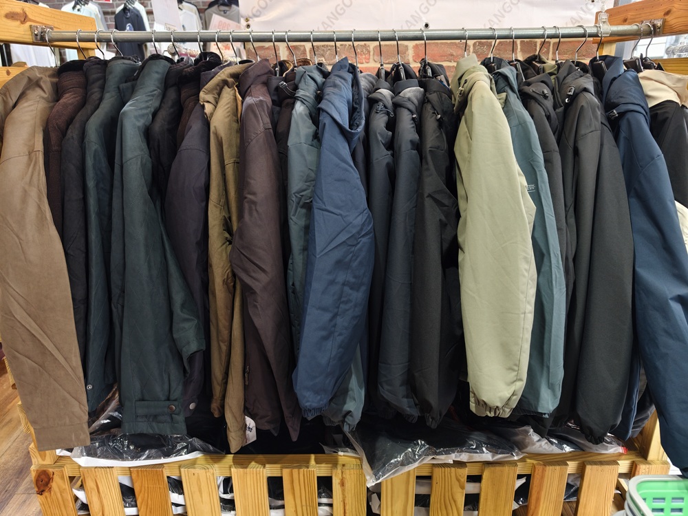 高雄特賣會。Kangol聯合品牌特賣會 大統五福店｜廠拍特賣、當季新品特賣、鋪棉外套、鋪棉背心、發熱衣、鋪棉長褲、NFL美式足球、YAFATY 同價位還可買五送一，買到都賺到！