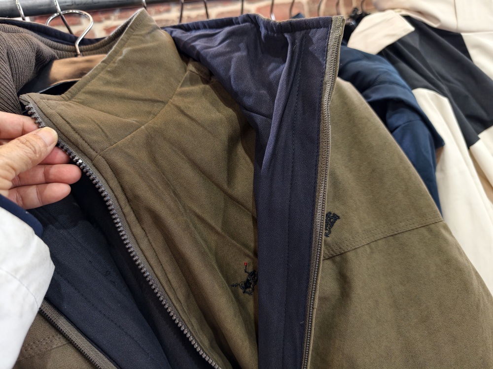 高雄特賣會。Kangol聯合品牌特賣會 大統五福店｜廠拍特賣、當季新品特賣、鋪棉外套、鋪棉背心、發熱衣、鋪棉長褲、NFL美式足球、YAFATY 同價位還可買五送一，買到都賺到！