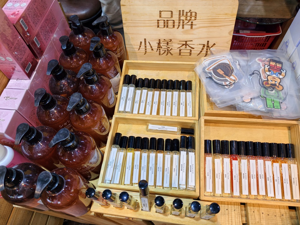 高雄特賣會。Kangol聯合品牌特賣會 大統五福店｜廠拍特賣、當季新品特賣、鋪棉外套、鋪棉背心、發熱衣、鋪棉長褲、NFL美式足球、YAFATY 同價位還可買五送一，買到都賺到！