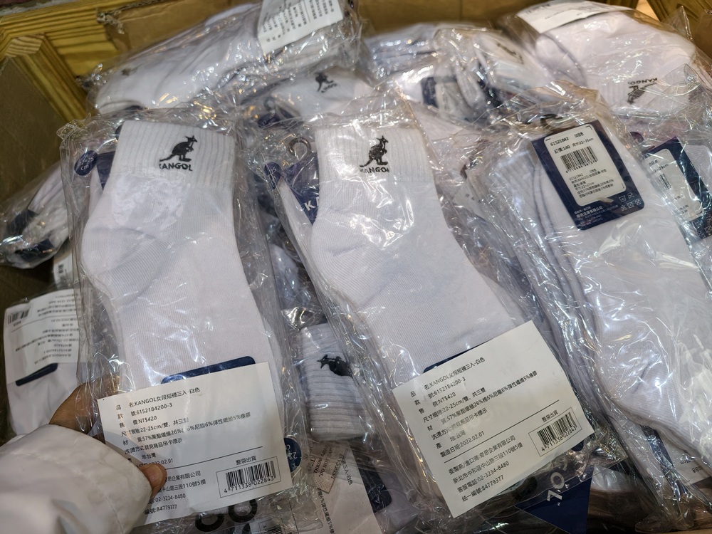 高雄特賣會。Kangol聯合品牌特賣會 大統五福店｜廠拍特賣、當季新品特賣、鋪棉外套、鋪棉背心、發熱衣、鋪棉長褲、NFL美式足球、YAFATY 同價位還可買五送一，買到都賺到！