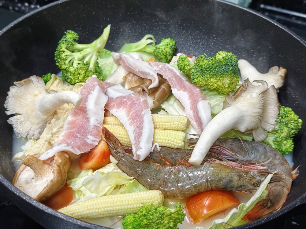 吳淡如賣到缺貨的【玄羽皇家滴雞精】來囉!還有皇家雞農白、皇家雞油蔥醬! 吳淡如賣到缺貨的【玄羽皇家滴雞精】來囉!還有皇家雞農白、皇家雞油蔥醬!