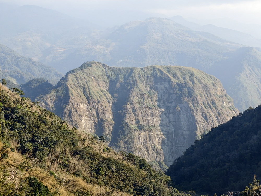 阿里山住宿推薦。璦勒芬莊園民宿| Ailefen Manor Guesthouse 一泊二食、無邊際泳池、阿里山日出！